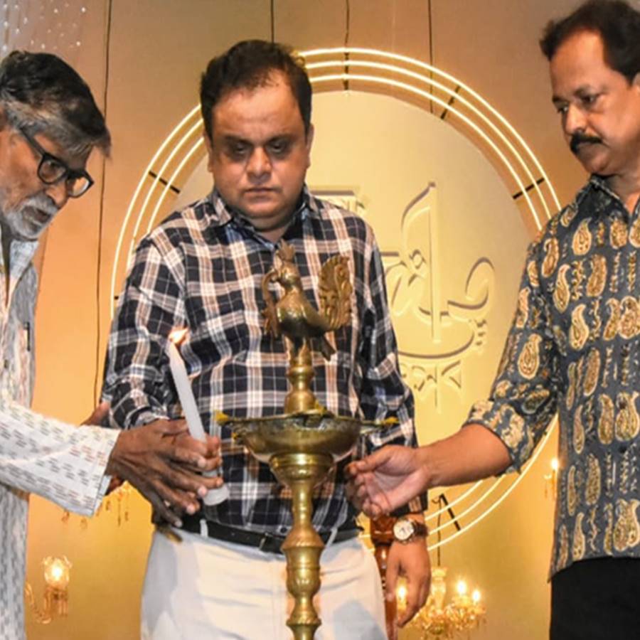 মঞ্চে মন্ত্রী ব্রাত্য বসু, পুরপ্রতিনিধি সুকান্ত সেনশর্মা।