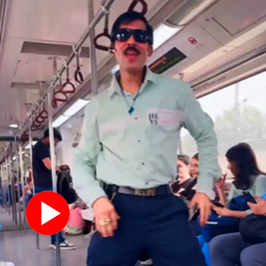 Video of a man dancing near ladies seat in Delhi metro goes viral