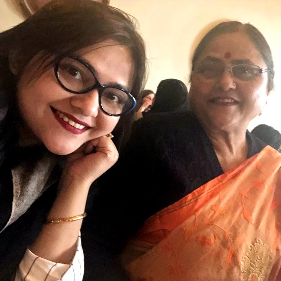 মায়ের সঙ্গে অভিনেত্রী।