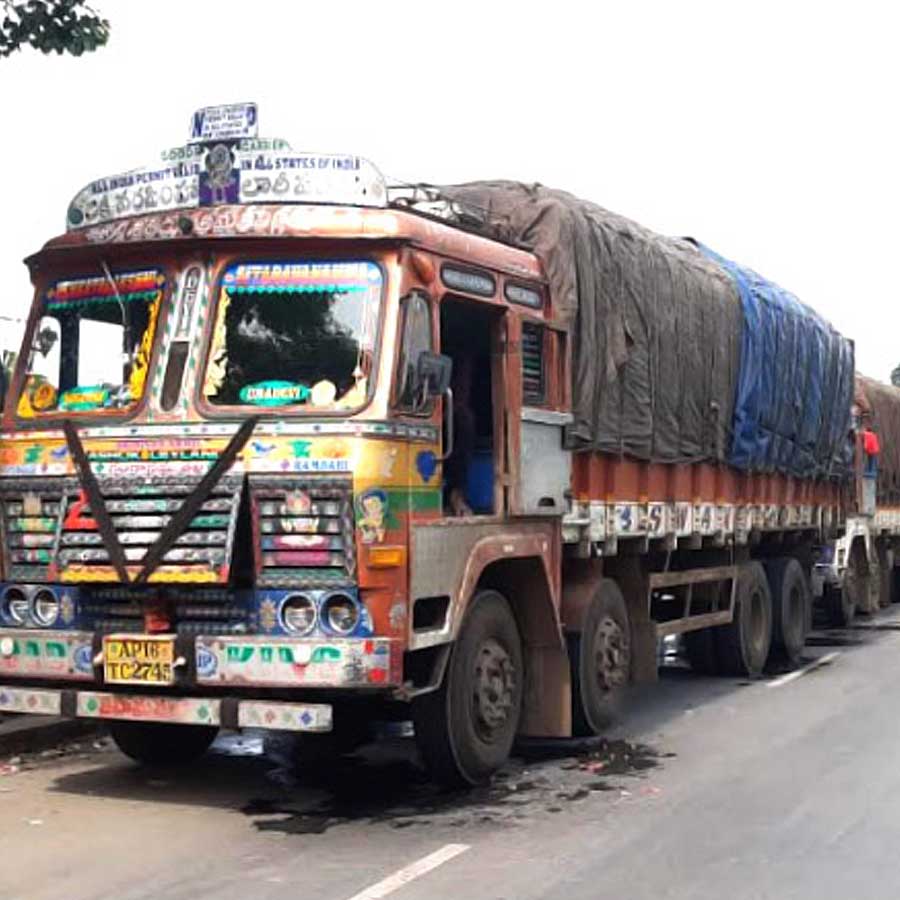 পেট্রাপোল সীমান্তে অপেক্ষারত ট্রাক।