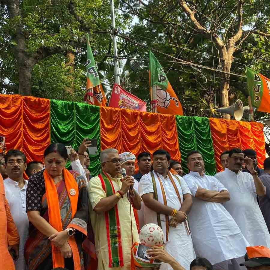বিজেপির সমাবেশে দিলীপ ঘোষ, সুকান্ত মজুমদার, শুভেন্দু অধিকারী-সহ দলীয় নেতৃত্ব। রানি রাসমণি অ্যাভিনিউয়ে।