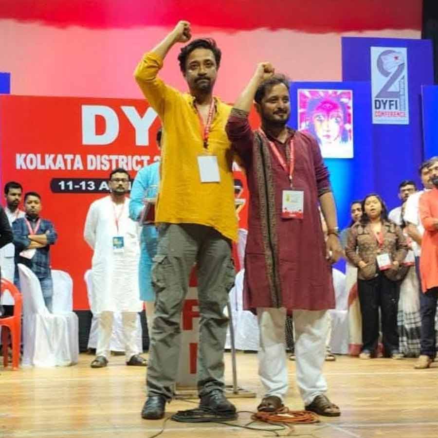 ডিওয়াইএফআইয়ের কলকাতা জেলা সম্মেলনে নতুন নির্বাচিত জেলা সম্পাদক ও জেলা সভাপতি।