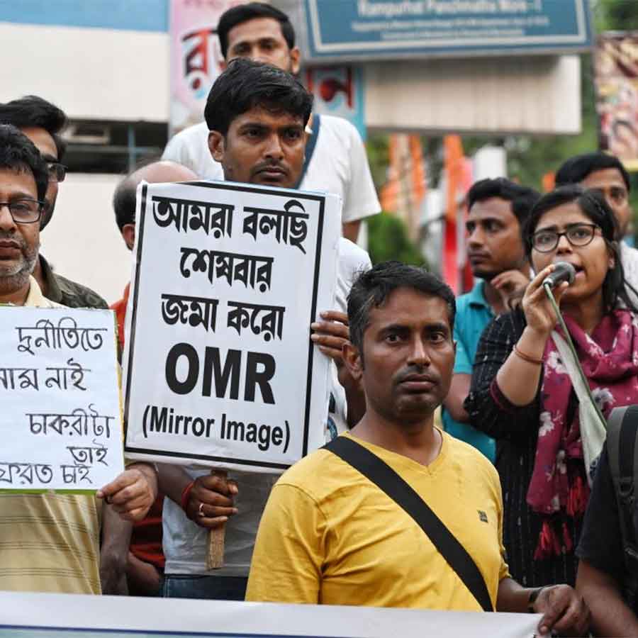 যোগ্য শিক্ষক ও শিক্ষকর্মীদের পুনর্বহাল করার দাবীতে রামপুরহাটে বিভিন্ন স্কুলের শিক্ষকের প্রতিবাদ মিছিল।