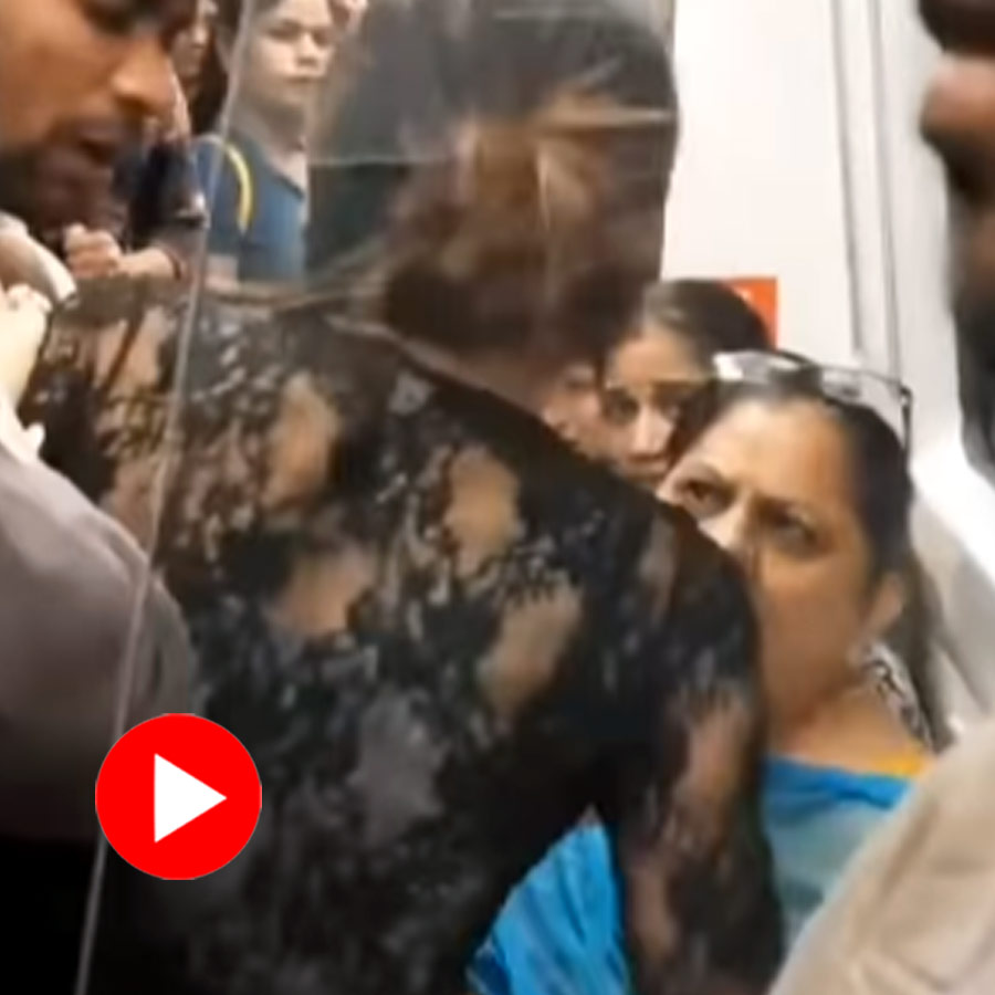 verbal brawl between two passengers in Delhi metro