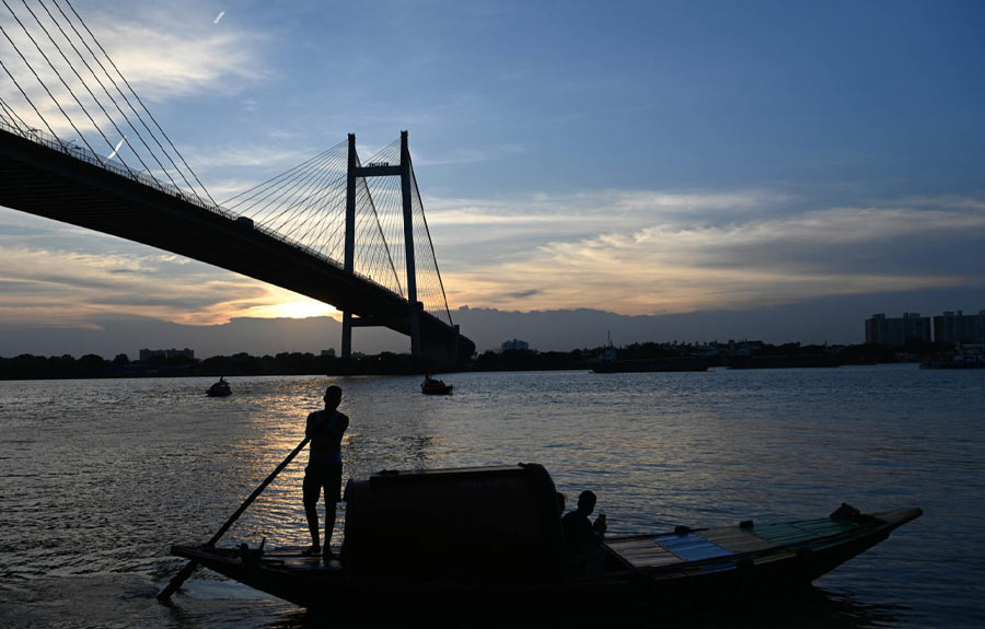 পড়ন্ত বেলায় গঙ্গাবক্ষে নৌকাবিহার করতে পারেন।