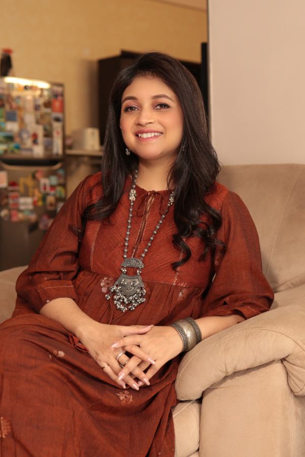 প্রস্মিতার কথায়, ‘‘আমার সময় কাটে ল্যাপটপের সামনে কাজ করে। ওর সময় কাটে বইয়ের সামনে। বইয়ের তাকে যে চরিত্র ফুটে উঠছে, তা পুরোটাই অনুপমের নিজের হাতে তৈরি।’’