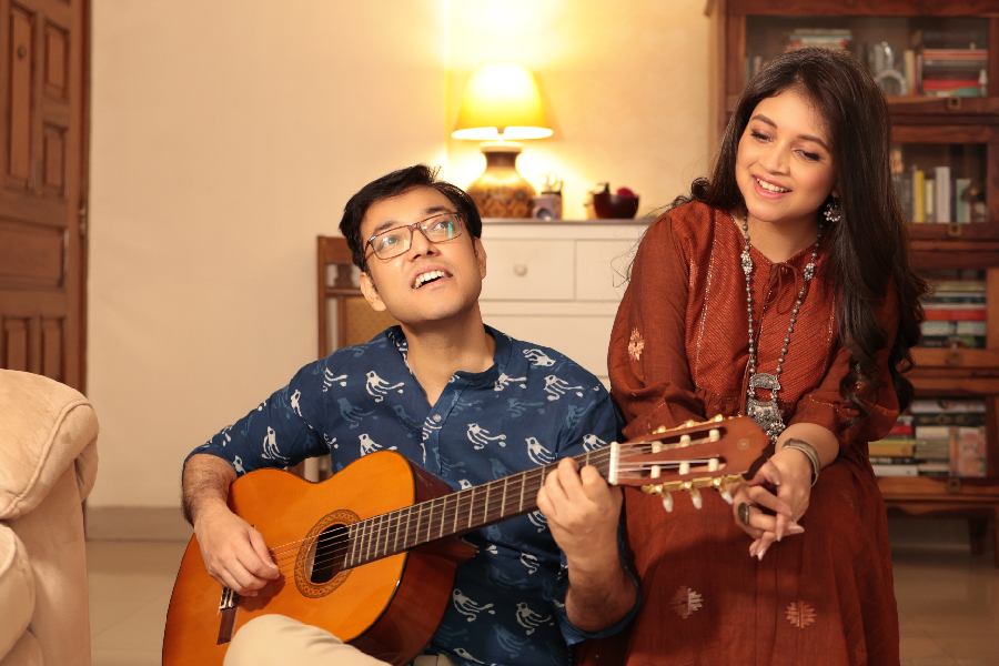 বাংলা বর্ষবরণে সুতির জামদানি কাপড়ে তৈরি ওয়ান পিস ড্রেসে সাজলেন প্রস্মিতা। আধুনিকতার মাঝেও সাবেকিয়ানার ঝলক রাখলেন গায়িকা। সঙ্গে ভারী রুপোলি রঙের কাজ করা গয়না হাতে, গলায় ও কানে। ড্রেসের সঙ্গে জুটি বাঁধল শার্ট। নীলের উপর সাদা কাজের কুর্তা-শার্টেই দেখা দিলেন অনুপম।