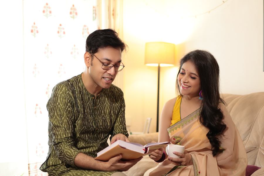 অরগ্যানজ়া ও পোচামপল্লি সিকো ইক্কতের যুগলবন্দি বৈশাখের প্রথম দিনে। গরমে ফুল-পাতা আঁকা ঘিয়েরঙা হালকা শাড়িতে সেজেছেন প্রস্মিতা। সঙ্গে হলুদ ব্লাউজ়ে রংমিলান্তি। কানে উঠেছে হাতে বোনা দুল। হাতে গোলাপি এক গোছা চুড়ি। সবুজের ছোঁয়া এল অনুপমের পাঞ্জাবিতে।