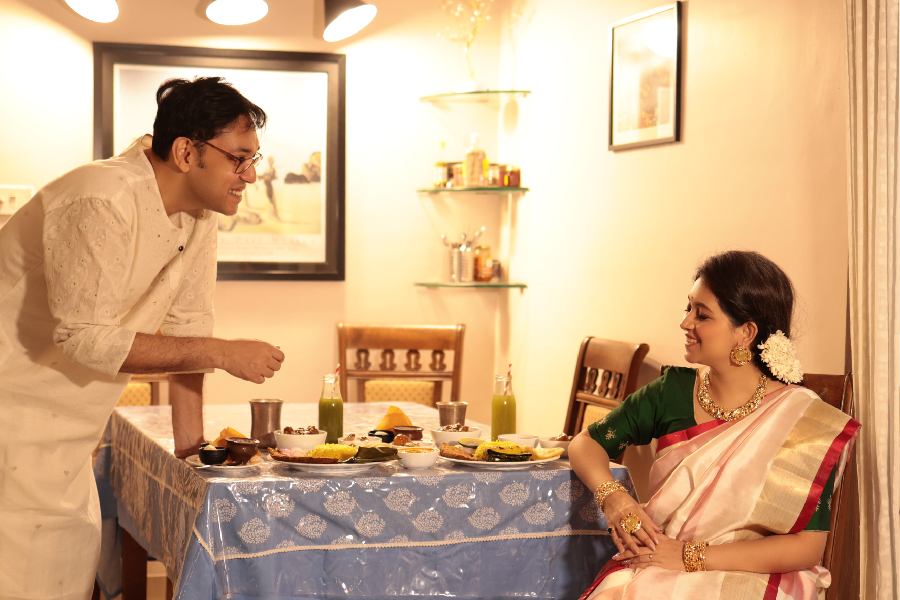 বছর শুরু উপলক্ষে বিশেষ সাজে সেজেছেন দম্পতি। প্রস্মিতা বেছে নিয়েছেন সাদা লালপাড় গরদের শাড়ি। খোঁপায় জুঁইয়ের মালা। সঙ্গে সোনালি কানপাশা, হাঁসুলি নেকলেস ও সাবেক চূড়। সাবেকিয়ানায় আধুনিক পরশ আনতে ব্লাউজ়ের রং হল সবুজ। স্ত্রীর সঙ্গে ছন্দ মিলিয়ে সাজে বাঙালিয়ানা রাখলেন অনুপম। সাদা রঙের জামদানি কাজ করা পাঞ্জাবির সঙ্গে পরলেন তাঁতের ধুতি।