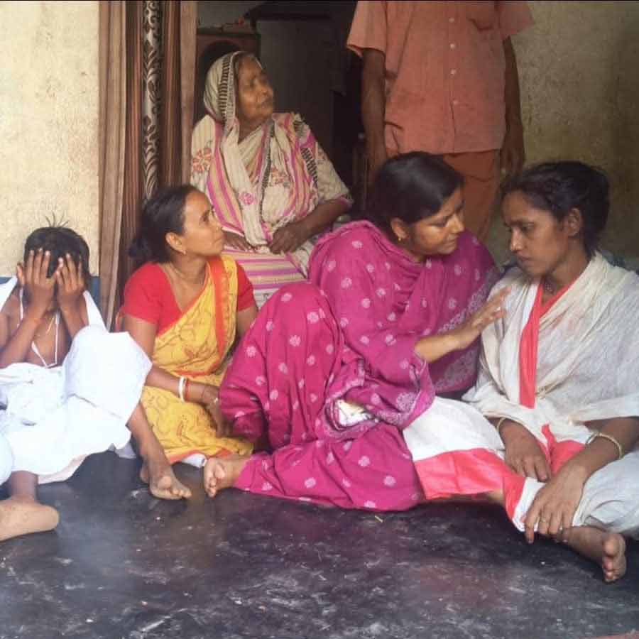 নিহতের বাড়িতে মীনাক্ষী মুখোপাধ্যায়।