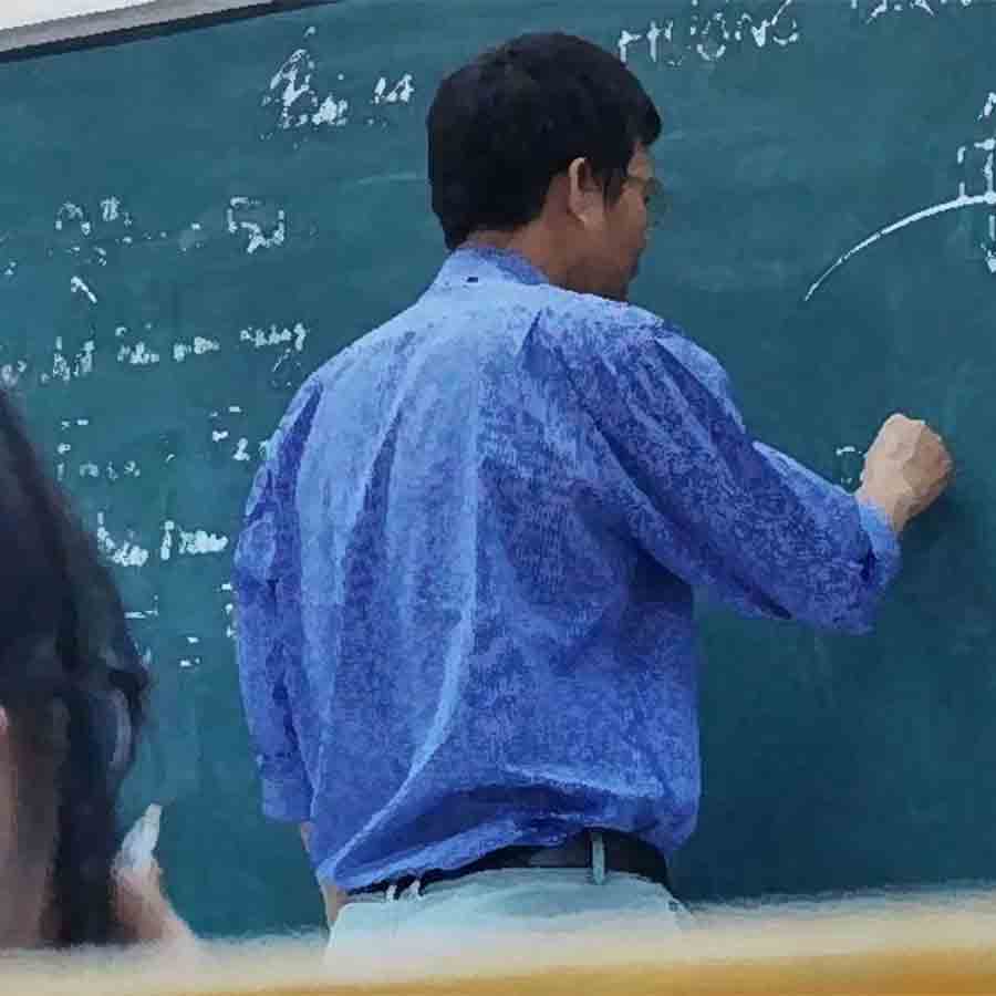 Tecahers staged a protest in demand of reappointing eligible teachers in schools