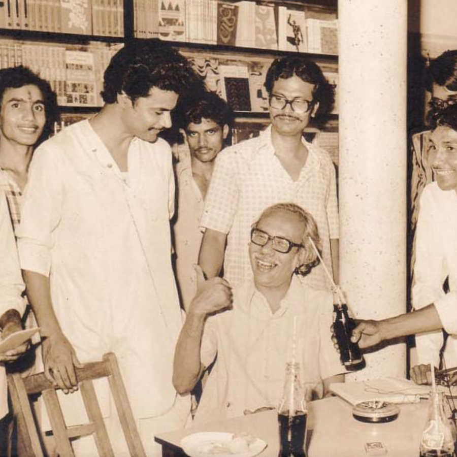 বইপাড়ায় নববর্ষে মূল আকর্ষণ ছিল লেখক-পাঠকের একযোগে উপস্থিতি।