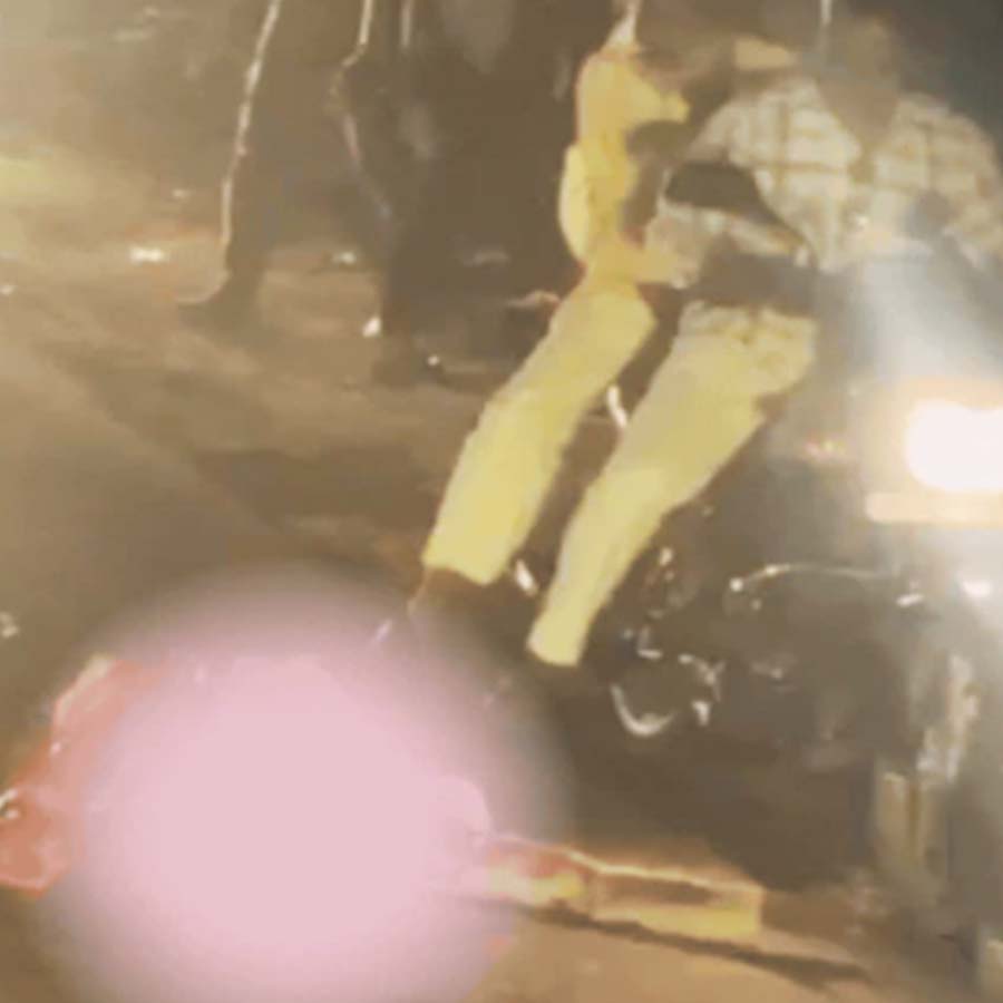 রাস্তায় পড়ে থাকা আহত যুবককে পাশ কাটিয়ে চলে যাচ্ছেন পথচারীরা। ছবি: সংগৃহীত।
