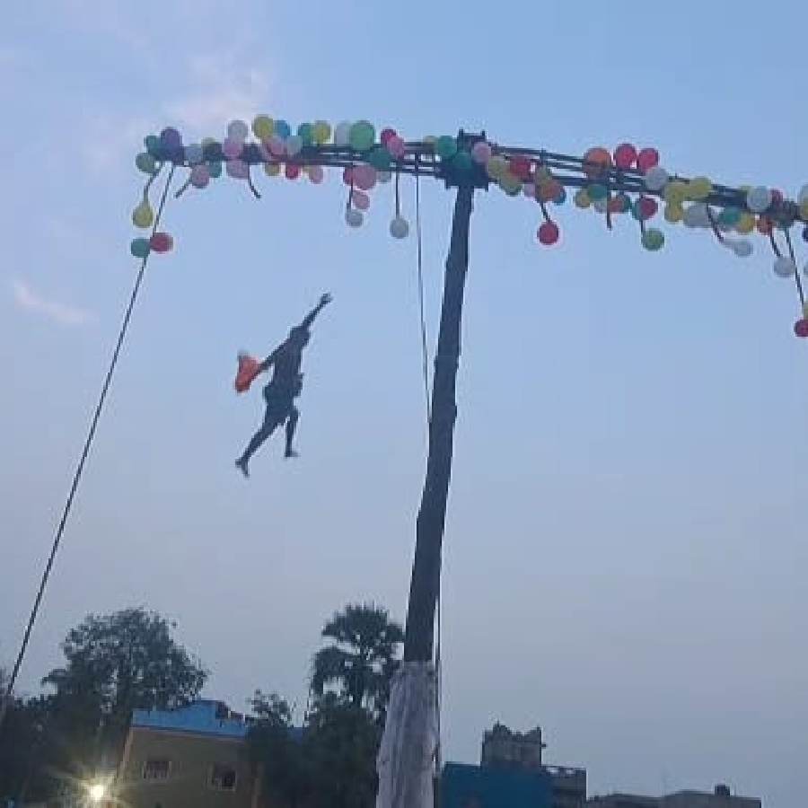 প্রায় ২০ ফুট উপর থেকে চড়কের উপরের অংশ-সহ মাটিতে পড়লেন দুই ভক্ত।
