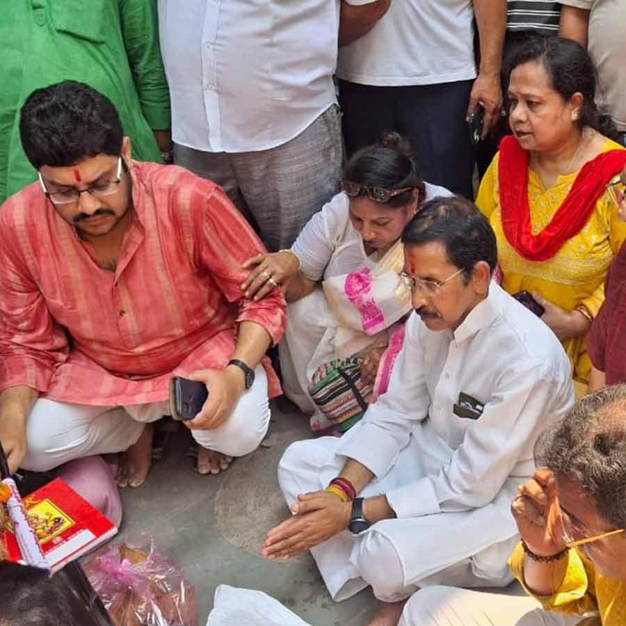 শিল্পের হাল ফেরানোর কামনা নিয়ে ফিরিঙ্গি কালীবাড়িতে প্রদেশ কংগ্রেস সভাপতি শুভঙ্কর সরকার ও অন্যান্য নেতৃত্ব। বৌবাজারে।