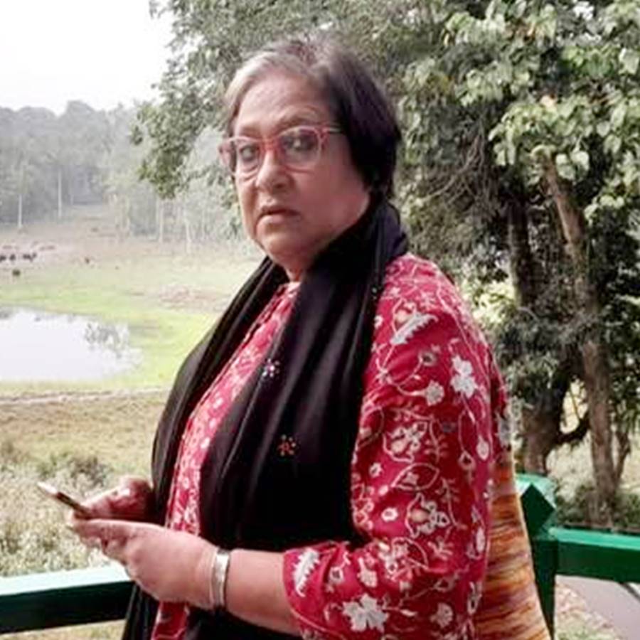 শুটিং করতে পারছেন না পরিচালক সুদেষ্ণা রায়।