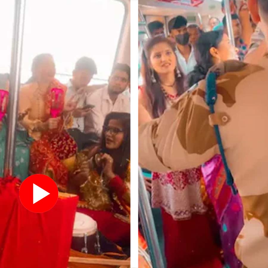 Video of group of woman doing bhajan inside Delhi metro