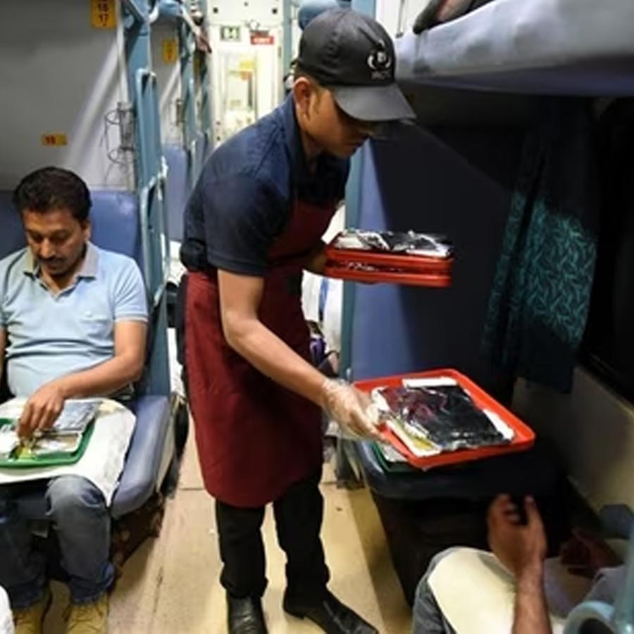 ট্রেনে খাবার পরিবেশন।