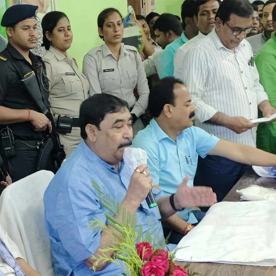 খয়রাশোল ব্লকে সাংগঠনিক বৈঠকে অনুব্রত মণ্ডল। বুধবার। নিজস্ব চিত্র