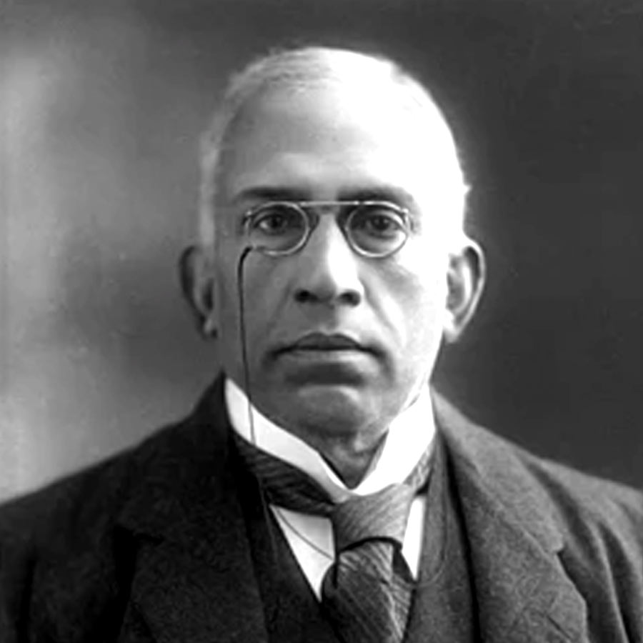 ১৮৫৭ সালের জুলাই মাসে কেরলে জন্ম শঙ্করনের। তাঁর পরিবার সমাজে বেশ পরিচিত ছিল। ব্রিটিশ সরকারের অধীনে তহসিলদার হিসাবে কাজ করতেন শঙ্করনের পিতা। আর্থিক দিক থেকে সচ্ছল ছিল তাঁর পরিবার।