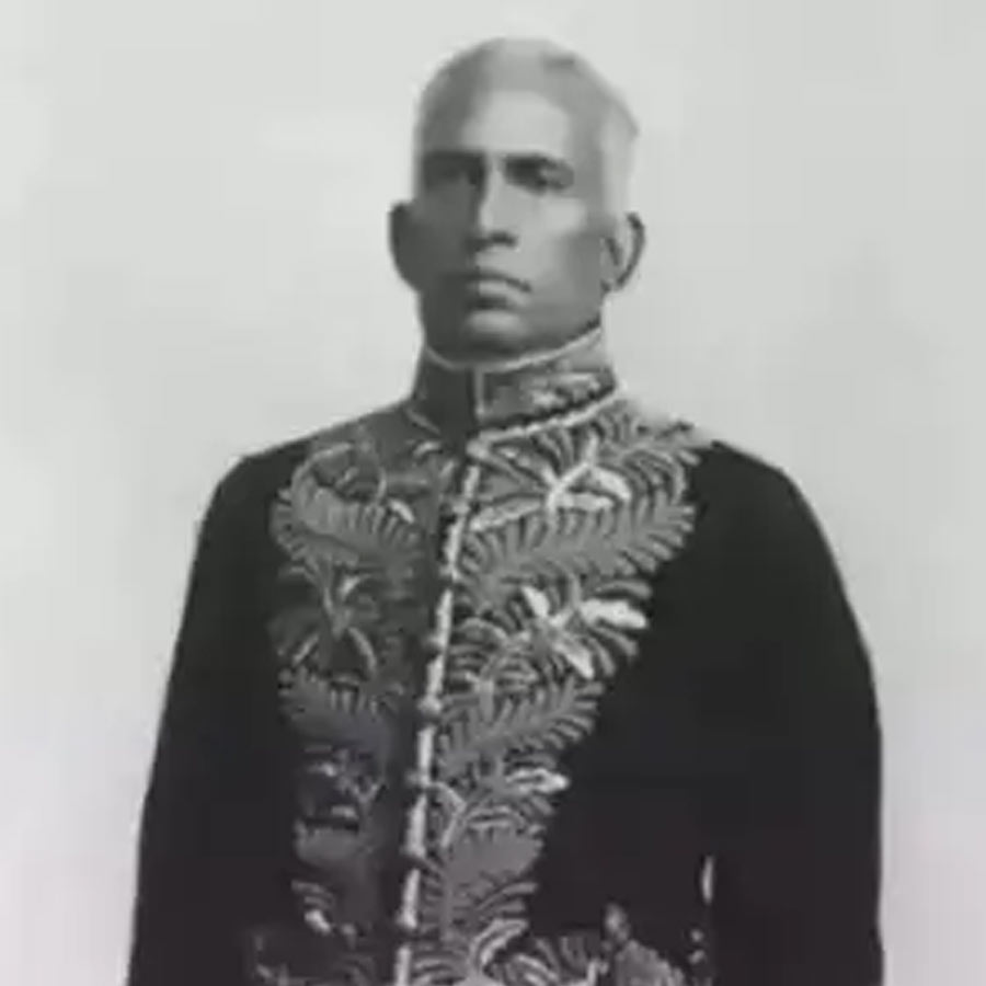 গোড়ার দিকে বাড়িতে পড়াশোনা করলেও পরে মালাবারের স্কুলে ভর্তি হয়েছিলেন শঙ্করন। কলাবিভাগ নিয়ে ভাল ফল করে স্কুলের গণ্ডি পার করেছিলেন তিনি। তার পর তৎকালীন মাদ্রাজের প্রেসিডেন্সি কলেজে ভর্তি হয়েছিলেন।