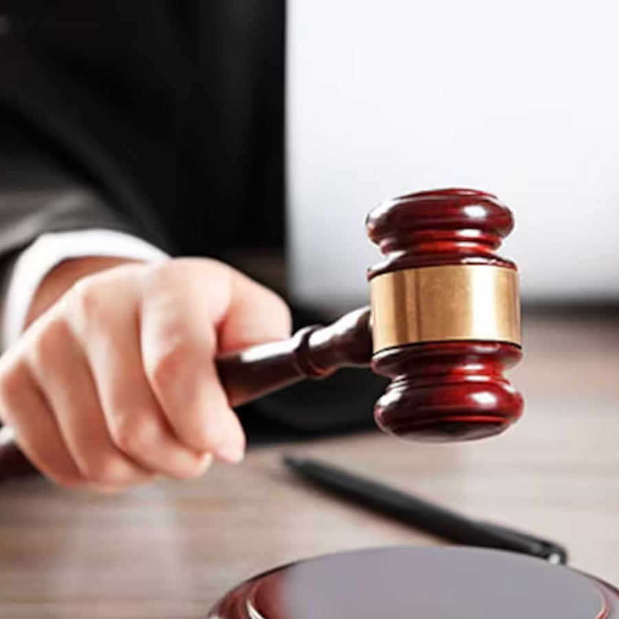 ১৯০৮ সাল থেকে ১৯১৫ সাল পর্যন্ত টানা সাত বছর মাদ্রাজ হাই কোর্টের স্থায়ী বিচারক পদে নিযুক্ত ছিলেন। ব্রিটিশ কালেক্টর অ্যাশের হত্যাকাণ্ড মামলায় অন্যান্য ব্রিটিশ বিচারকের সঙ্গে বেঞ্চের সদস্য ছিলেন শঙ্করনও। ‘মাদ্রাজ রিভিউ’ এবং ‘মাদ্রাজ ল জার্নাল’ নামের দু’টি পত্রিকার সম্পাদনার দায়িত্বে ছিলেন তিনি।