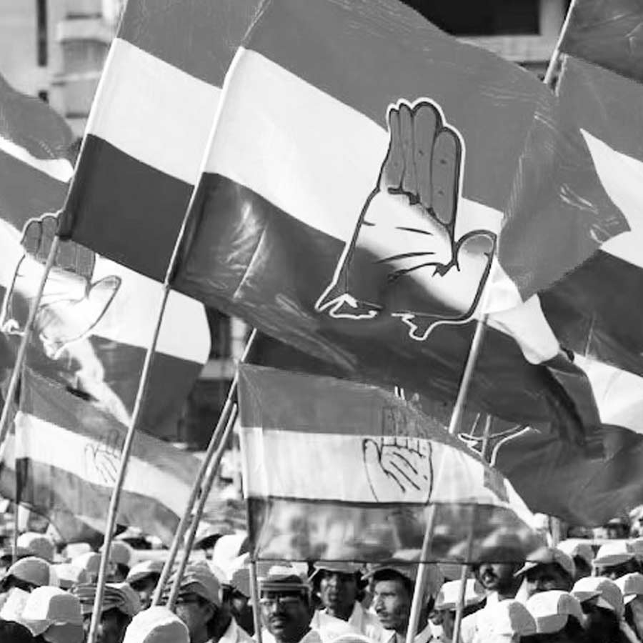 ১৮৯৭ সালে কংগ্রেস দলে যুক্ত হয়েছিলেন শঙ্করন। মাদ্রাজের একাধিক বৈঠকে সভাপতিত্বের দায়িত্বও দেওয়া হয়েছিল তাঁকে। ইতিহাসবিদদের অধিকাংশের দাবি, ১৯১৯ সালে জালিয়ানওয়ালাবাগ হত্যাকাণ্ডের পর ব্রিটিশ সরকারের প্রতি খেপে গিয়েছিলেন শঙ্করন। সত্য প্রকাশ্যে আনার জন্য ব্রিটিশ সরকারের বিরুদ্ধে মামলা করেছিলেন তিনি।