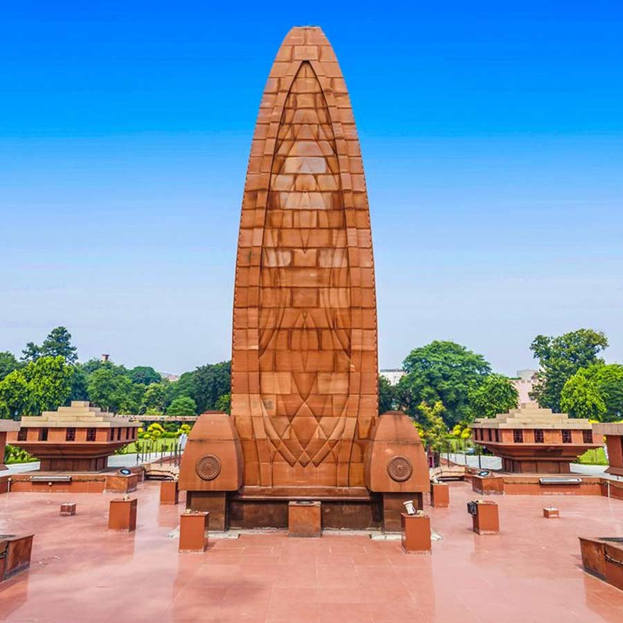 ব্রিটিশ সরকারকে ধিক্কার জানাতে ভাইসরয় কাউন্সিলের সদস্যপদও ত্যাগ করেছিলেন শঙ্করন। জালিয়ানওয়ালাবাগ হত্যাকাণ্ডের দায় তৎকালীন পঞ্জাবের লেফটেন্যান্ট গভর্নর মাইকেল ও’ডায়ারকে গ্রহণ করতে বলেছিলেন শঙ্করন। 