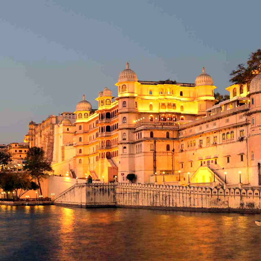 একটা বিকেল রাখুন অম্বরাই ঘোরার জন্য।