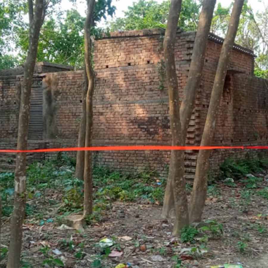 বিস্ফোরণের এলাকা ঘিরে রেখেছে পুলিশ। বৃহস্পতিবার দিনুটোলা গ্রামে। নিজস্ব চিত্র