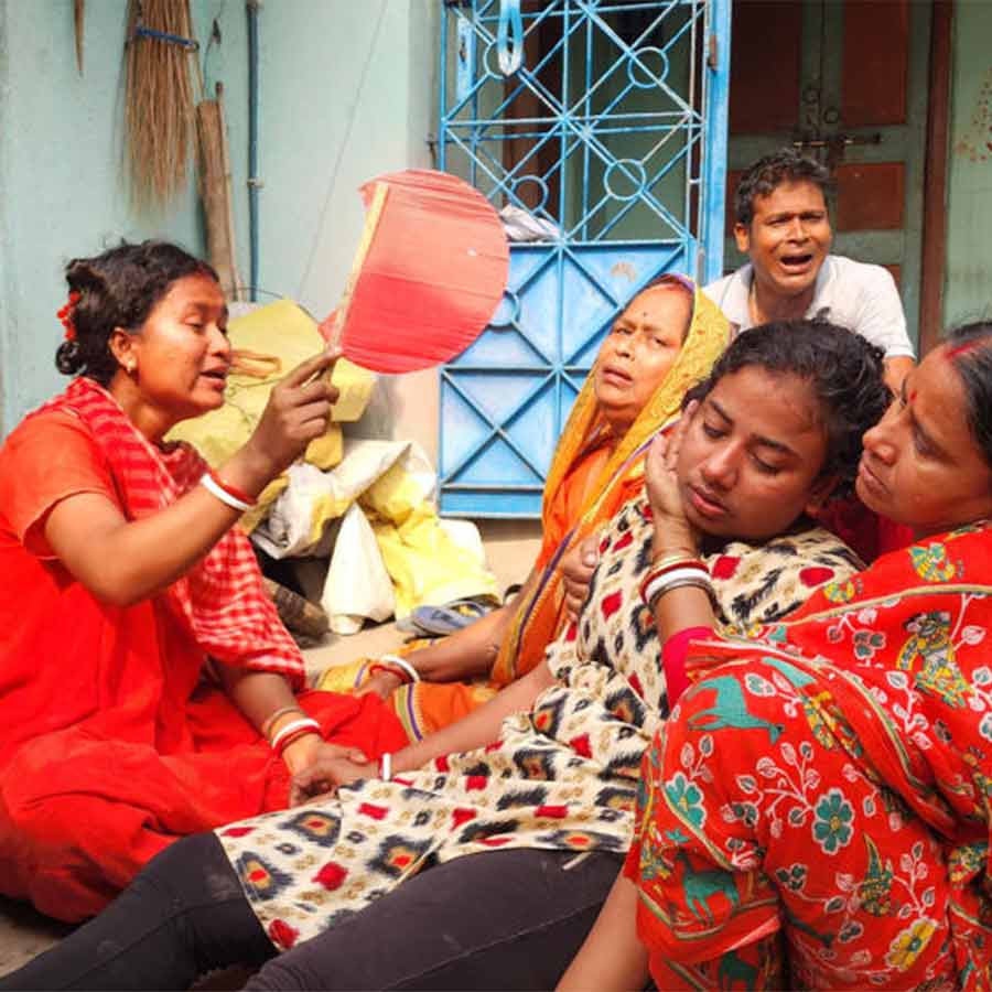 শোকাহত পরিজনেরা । বৃহস্পতিবার গোঘাটের বেঙ্গাই  পঞ্চায়েতের শালঝাড়ের শিবতলাতে।