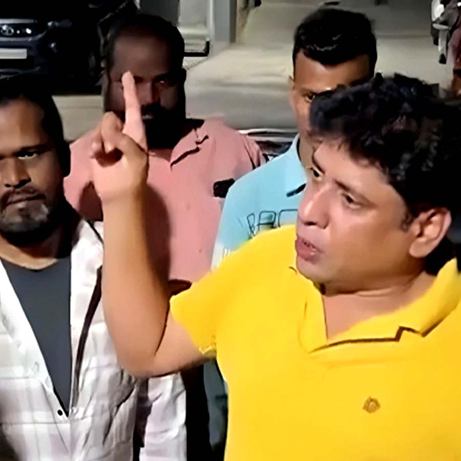 চলছে দু’পক্ষের মধ্যে বাগ্‌‌যুদ্ধ। বুধবার রাতে মুম্বইয়ে।