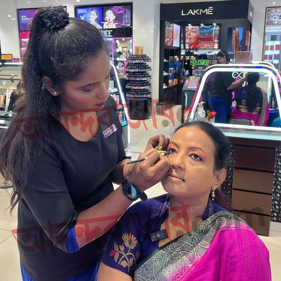 বিয়ের আগে সাজগোজে ব্যস্ত কনে রিঙ্কু মজুমদার।
