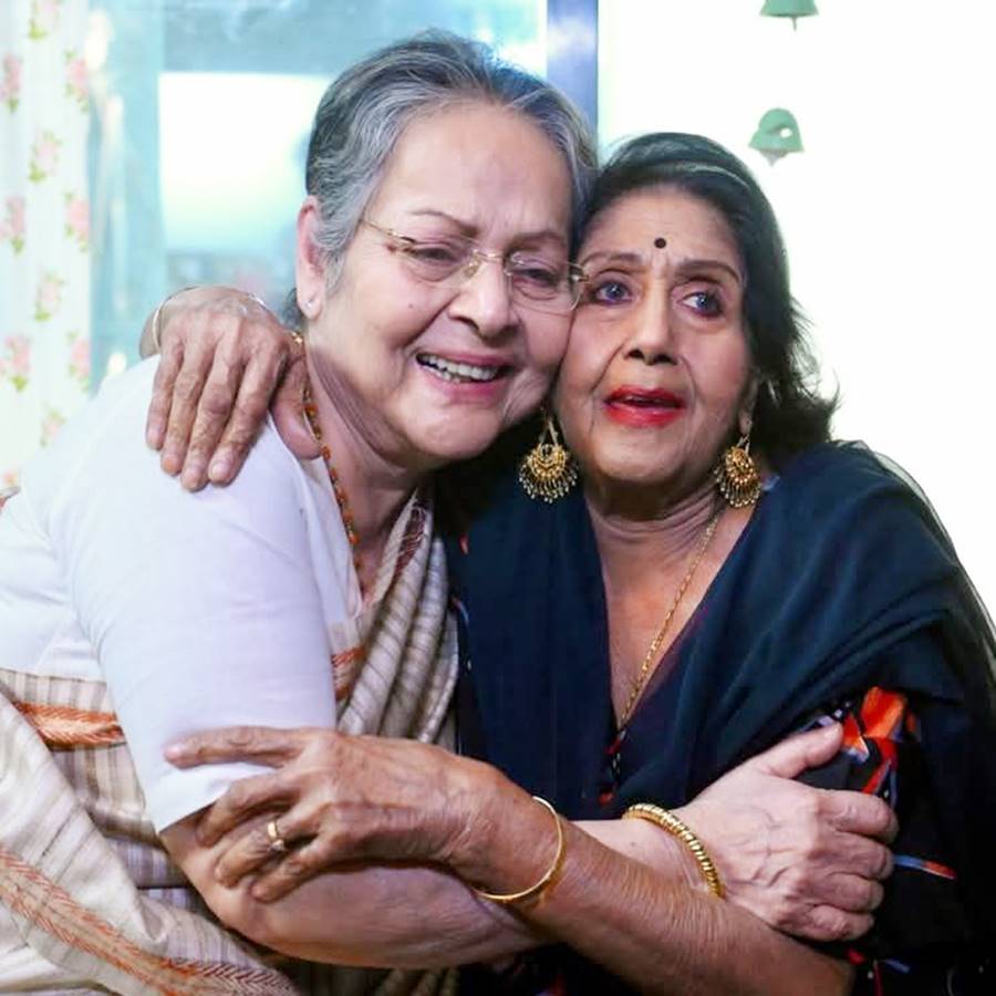 শুটিংয়ের ফাঁকে রাখি গুলজ়ার-সাবিত্রী চট্টোপাধ্যায়।