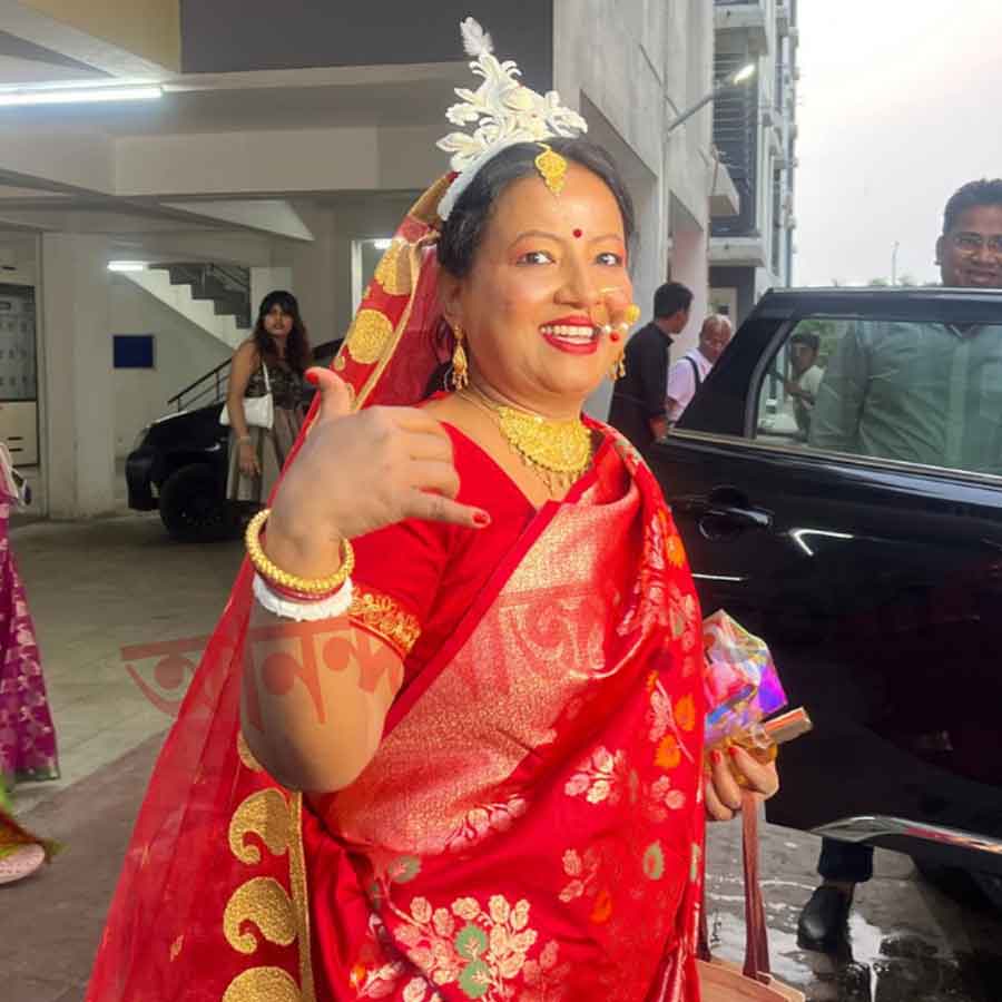 বিয়ের সাজে রিঙ্কু মজুমদার। শুক্রবার নিউ টাউনে।