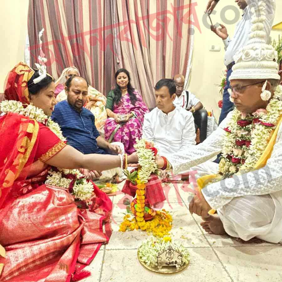 বিয়ের পিঁড়িতে রিঙ্কু মজুমদার এবং দিলীপ ঘোষ।
