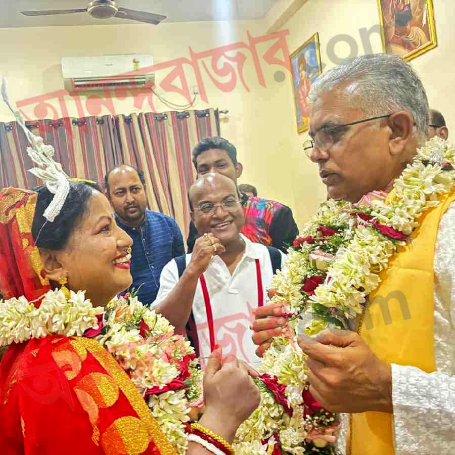 শুক্রবার গোধূলি লগ্নে পাত্রী রিঙ্কু মজুমদারের সঙ্গে চার হাত এক হয় বিজেপির প্রাক্তন রাজ্য সভাপতির। বিয়ের আসর বসেছিল দিলীপের নিউ টাউনের বাসভবনে। চিরাচরিত আচার মেনে দিলীপ কনের বাড়িতে যাননি। এ ক্ষেত্রে রিঙ্কুই কনের সাজে গিয়েছিলেন দিলীপের বাড়িতে।