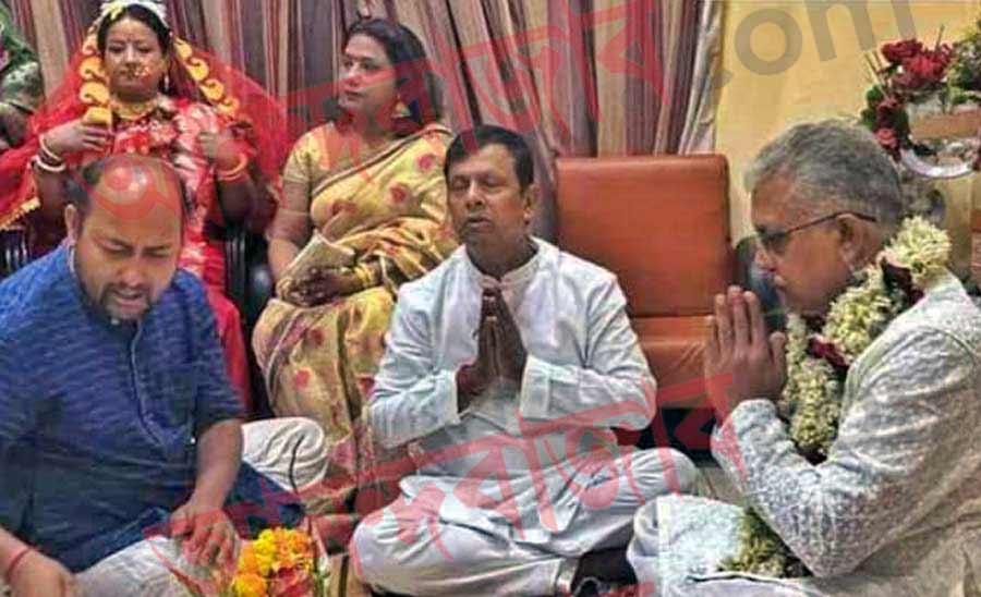 বিয়ের দিন রিঙ্কুর পরনে ছিল হলুদ-সবুজ মিনাকারি লাল বেনারসি। গলায় সোনার মোটা হার। কপালে সোনার টিকলি এবং কানে ঝোলা দুল। নাকে সাবেক নথ, মাথায় শোলার মুকুট এবং কপালে ছোট টিপ। দিলীপ বিয়েতে পরেছিলেন সাদা ধুতি-পাঞ্জাবি, গলায় গেরুয়া উড়নি, মাথায় টোপর।