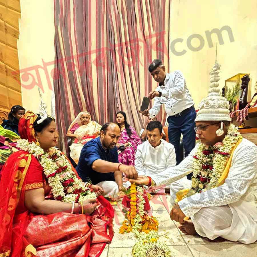 গত বছর ষাট পেরিয়েছেন। রাত পেরোলে শনিবারই তাঁর জন্মদিন। পা দেবেন একষট্টিতে। ঠিক তার আগের দিন, অর্থাৎ শুক্রবার সন্ধ্যায় বিবাহবন্ধনে আবদ্ধ হলেন বিজেপির দোর্দণ্ডপ্রতাপ নেতা দিলীপ ঘোষ।