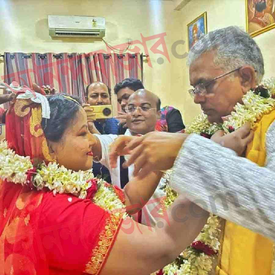 দিলীপ এবং রিঙ্কুর বিয়ের অনুষ্ঠান ছিল অনাড়ম্বর। ঘরোয়া অনুষ্ঠানে উপস্থিত ছিলেন যুগলের অত্যন্ত ঘনিষ্ঠ গুটি কয়েক মানুষ। উপস্থিত ছিলেন দিলীপের মা এবং যুগলের পরিজন এবং ঘনিষ্ঠ কয়েক জন বন্ধুবান্ধব।