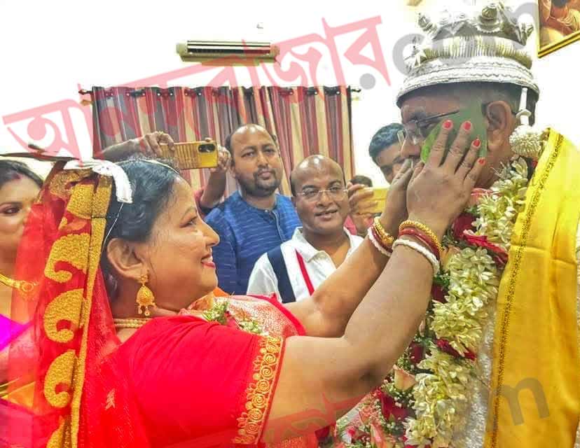 বিয়ের আগে ছাঁদনাতলায় মালাবদল হয় দিলীপ-রিঙ্কুর। দু’জনের গলাতেই ছিল লাল-গোলাপি গোলাপ-গাঁথা রজনীগন্ধার মালা।