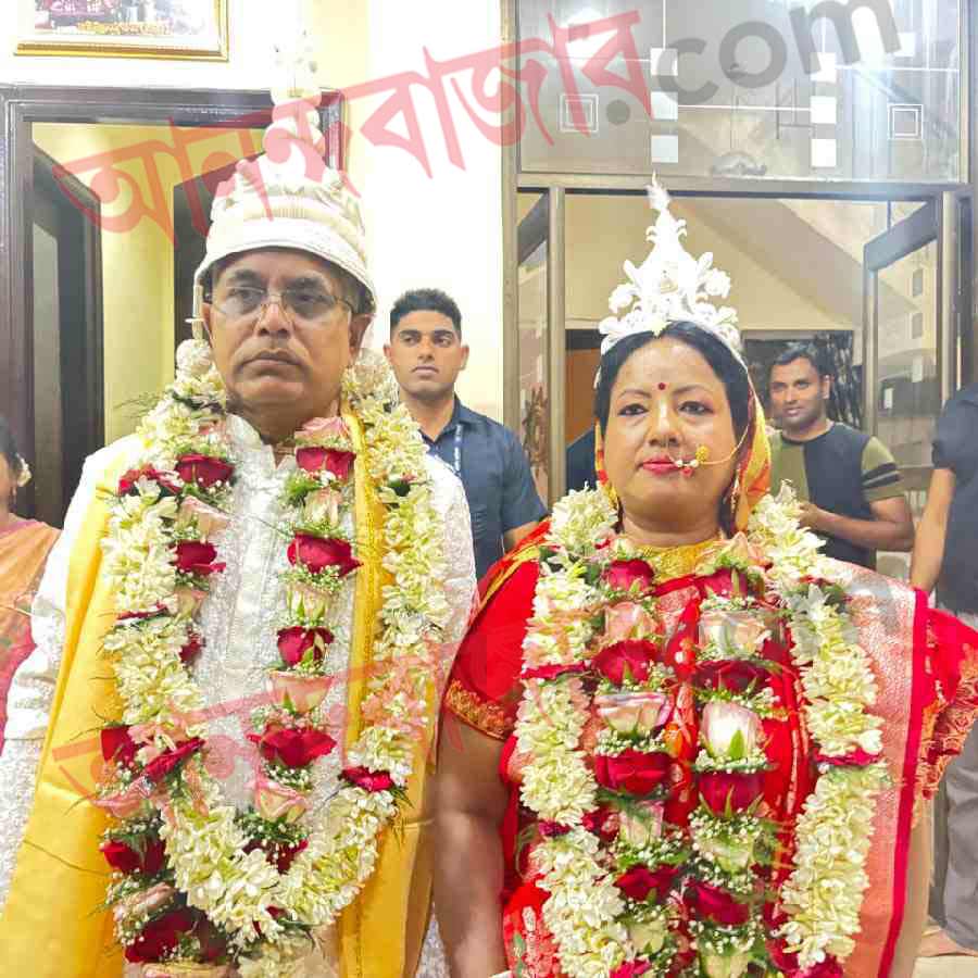 শুক্রবার বিকেলে বিয়ের আগে নিউ টাউনের শপিং মলে রূপসজ্জার জন্যেও গিয়েছিলেন রিঙ্কু। বিউটি পার্লারে গিয়ে সাজগোজ করেন তিনি। বিকেল পৌনে ৫টা নাগাদ সাজগোজ সেরে বাড়ি গিয়েছিলেন রিঙ্কু। সেখান থেকে শাড়ি পরে বিয়ের আসরে পৌঁছোন সন্ধ্যা ছ’টা নাগাদ।