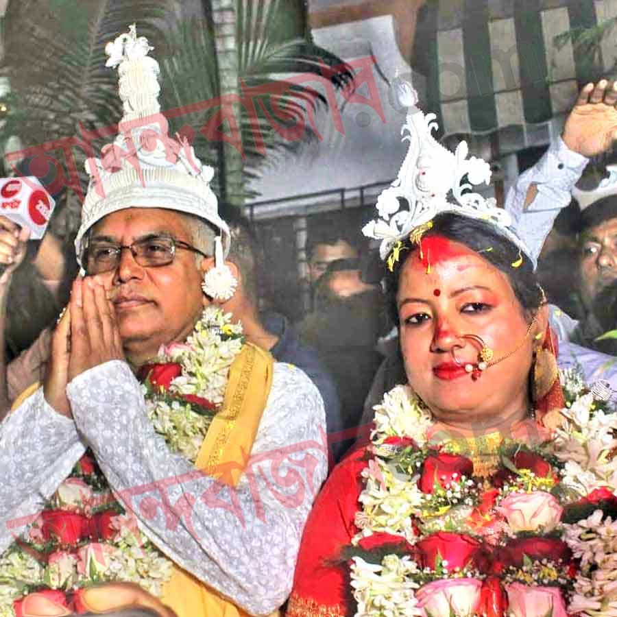 শুক্রবার সকালে দিলীপের বাড়িতে গিয়ে তাঁকে শুভেচ্ছা জানিয়ে এসেছিলেন বিজেপির বর্তমান রাজ্য সভাপতি সুকান্ত মজুমদার-সহ অন্য নেতারাও। বাড়িতে ছিলেন বিজেপির মুখপাত্র শমীক ভট্টাচার্য।