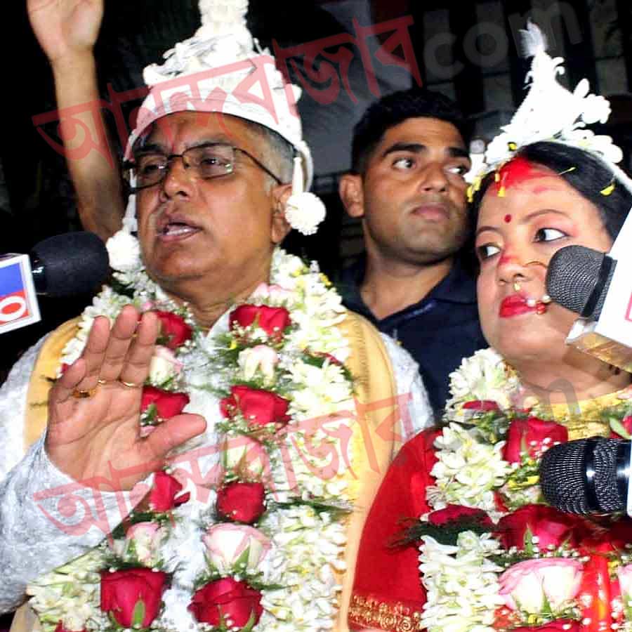 এ ছাড়াও দিলীপের বাড়িতে গিয়েছিলেন লকেট চট্টোপাধ্যায়, সুনীল বনসল, মঙ্গল পাণ্ডে, অমিতাভ চক্রবর্তী, সতীশ ঢোন্ডের মতো নেতারা। দিলীপের জন্য সুকান্ত নিয়ে গিয়েছিলেন ফুলের তোড়া, মিষ্টির বাক্স আর ধুতি-পাঞ্জাবি।