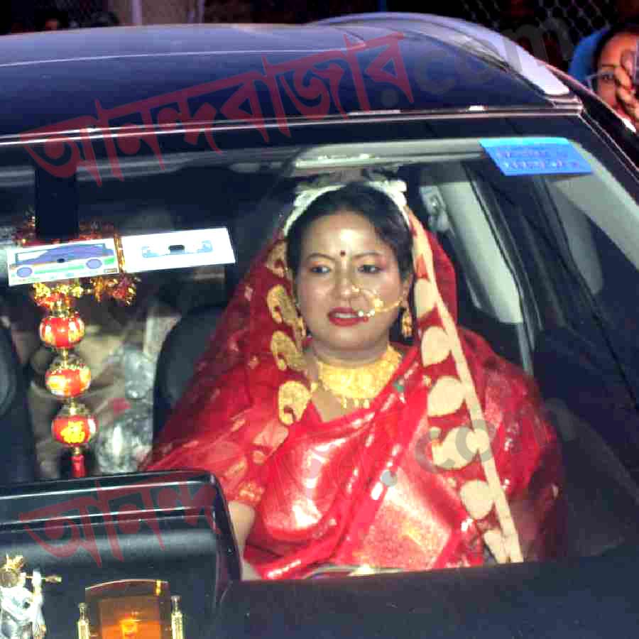 দিলীপের স্ত্রী রিঙ্কু বিজেপির মহিলা মোর্চার নেত্রী। দলের সূত্রেই তাঁদের আলাপ। রিঙ্কু বিবাহবিচ্ছিন্না। গৃহবধূ। এক পুত্রের জননী। তাঁর ছেলে সেক্টর ফাইভে তথ্যপ্রযুক্তি ক্ষেত্রে কর্মরত।