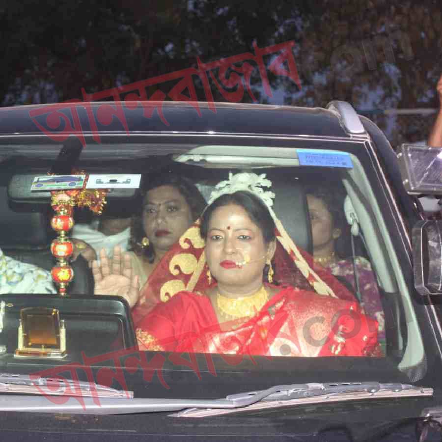 দিলীপের ঘনিষ্ঠমহলের বক্তব্য, গত লোকসভা ভোটে হেরে যাওয়ার পর দিলীপ যখন খানিক বিষণ্ণ, তখন রিঙ্কুই প্রথম একসঙ্গে সংসার বাঁধার প্রস্তাব দেন। দিলীপ প্রথমে রাজি না-হলেও পরে ভেবেচিন্তে দেখে এবং তাঁর মায়ের অনুরোধে রাজি হন। তার পর পাকা কথা এবং শুক্রবার সন্ধ্যায় বিয়ে।