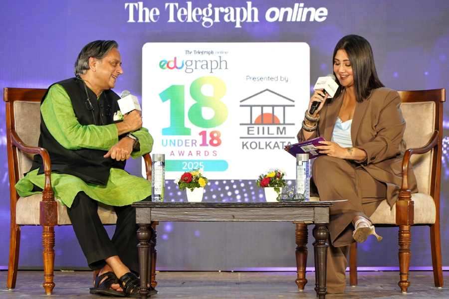দ্য টেলিগ্রাফ অনলাইনের ‘এডুগ্রাফ এইট্টিন আন্ডার এইট্টিন’-এর মঞ্চে প্রধান অতিথি শশী তারুরের সঙ্গে স্বস্তিকা মুখোপাধ্যায়।