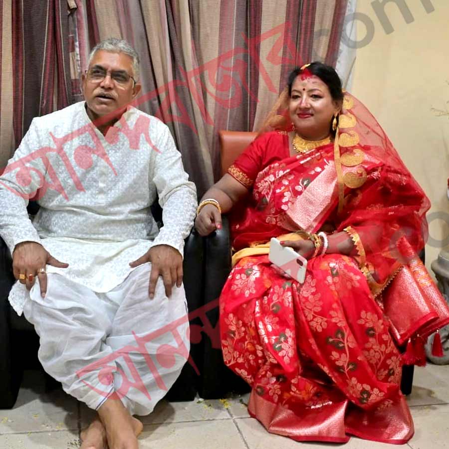 তবে ইঙ্গিত দিয়েছেন, দু’জনে মিলে নির্জন কোনও পাহাড়ি এলাকায় যেতে চান। রিঙ্কুর কথায়, ‘‘কোনও আইসোলেটেড জায়গায় যেতে চাই। কারণ, উনি (দিলীপ) যেখানেই যান, সেখানেই ভিড় জমে যায়।’’