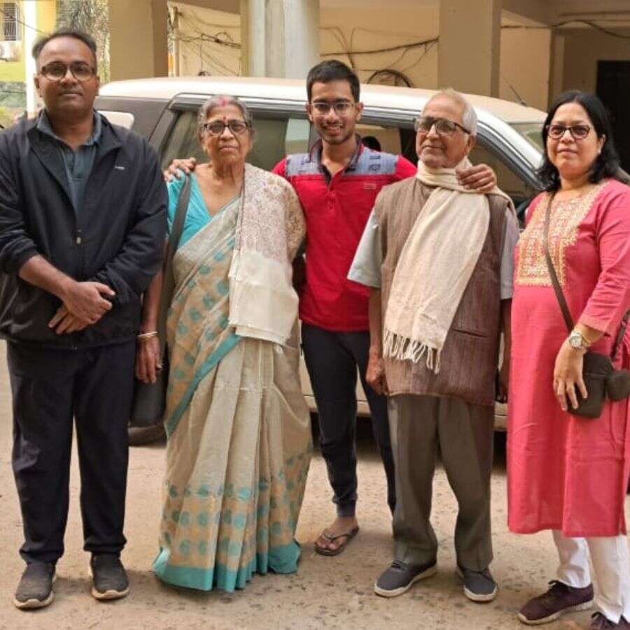 Archisman Nandy tops in West Bengal JEE Mains 2025 with the help of his family.