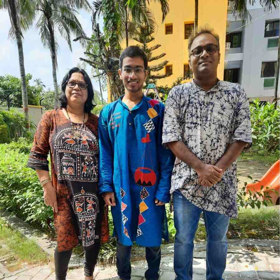 Archisman Nandy tops in West Bengal JEE Mains 2025 with the help of his family.